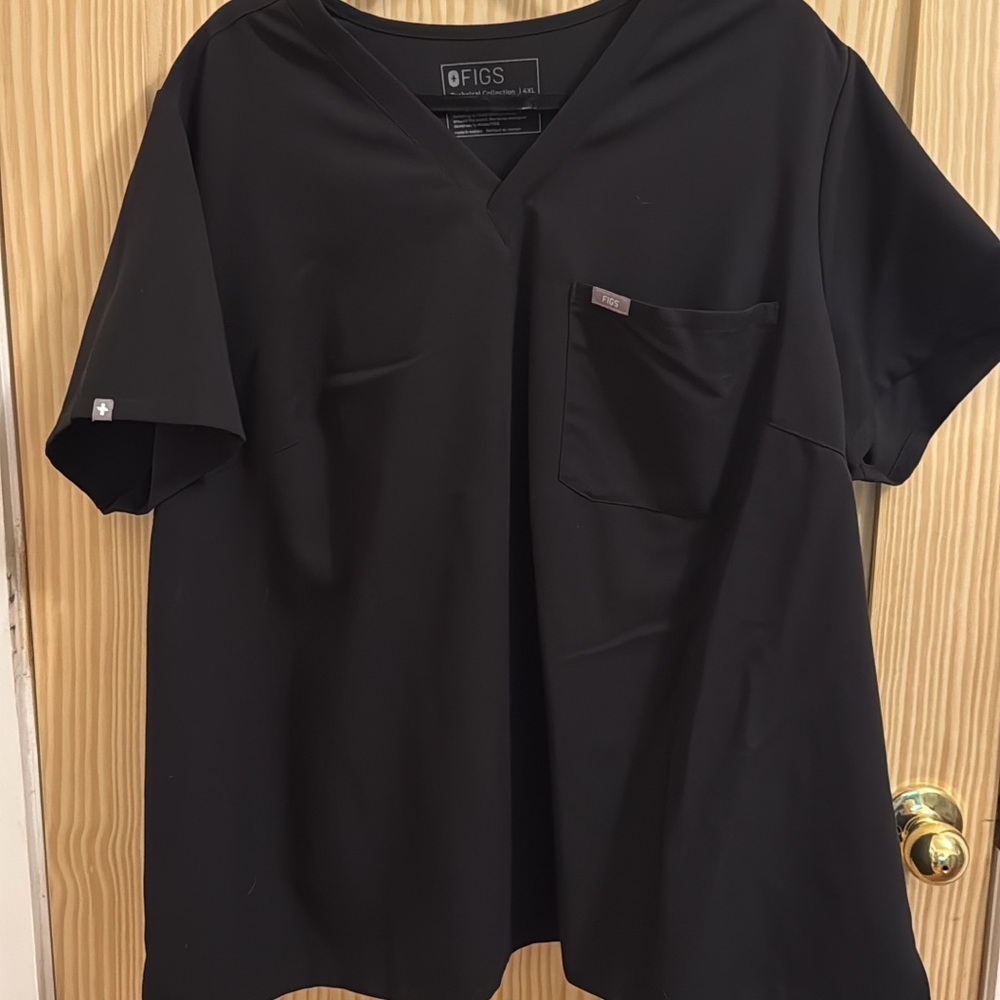 FIGS Women's Short Sleeve V-Neck Scrub Top in Black
